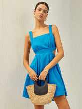 Rückenfreies Kleid mit Knoten und Rüschen